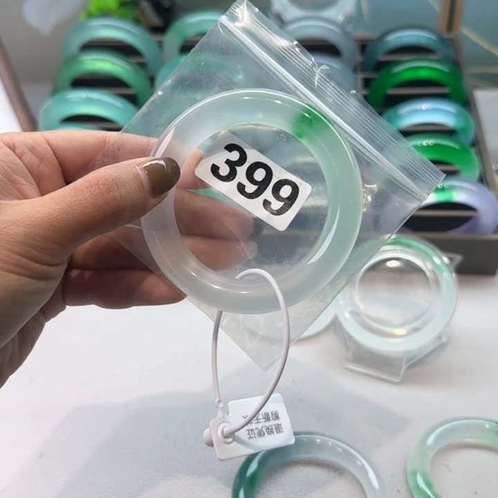 玉楚****n时尚飘花手镯399