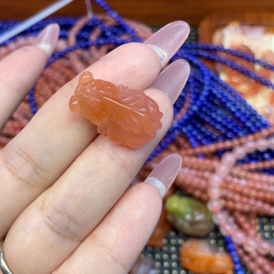 麻***奶南红玛瑙未镶嵌颈饰金鱼