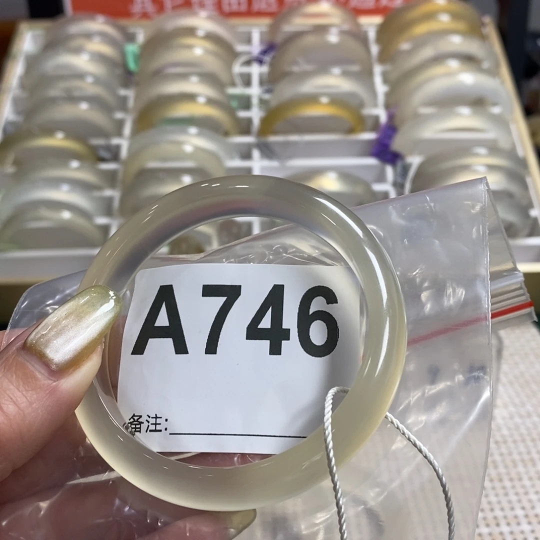 玛瑙/玉髓手镯未镶嵌吃****勾