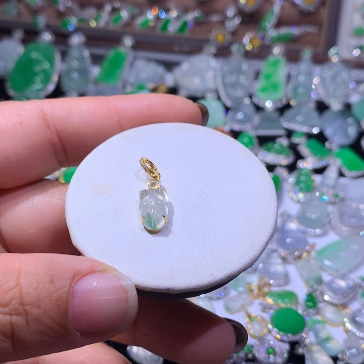 翡翠18K金镶嵌颈饰