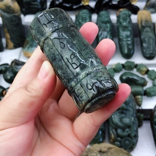 未镶嵌岫岩河磨玉（透闪石质玉）把件