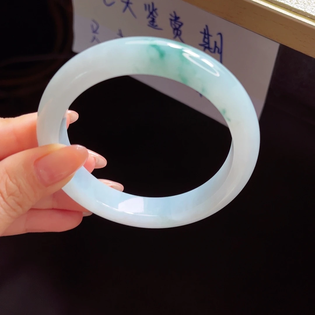 翡翠手镯未镶嵌手镯