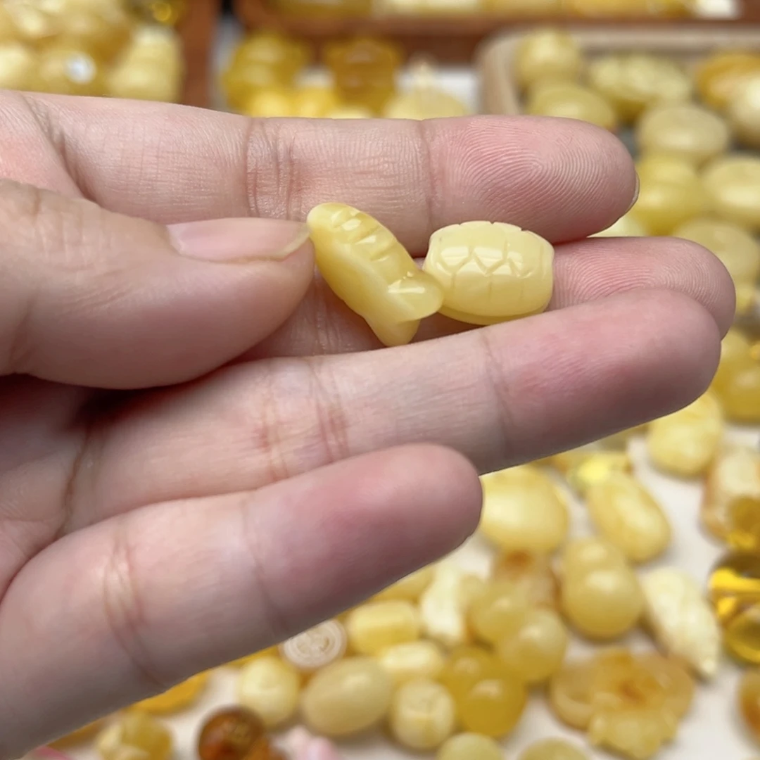 蜜蜡未镶嵌裸石微瑕