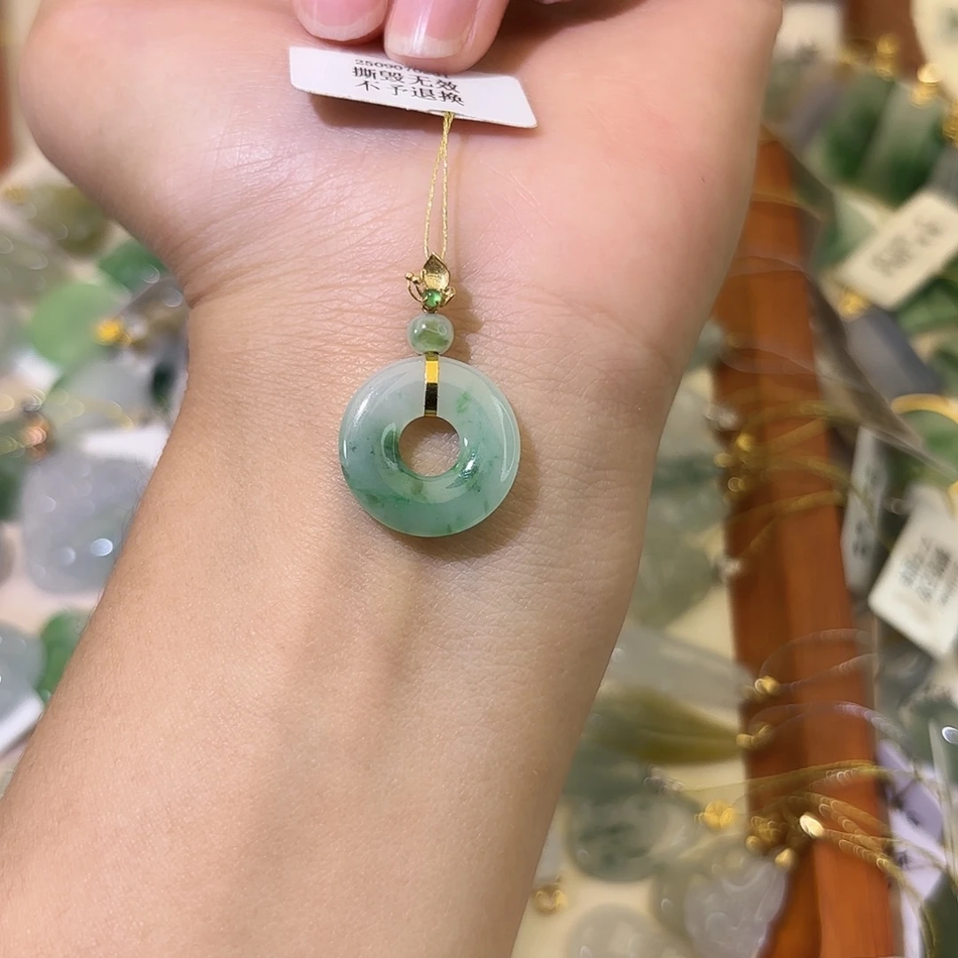 M****翡翠18K金镶嵌颈饰甜甜圈