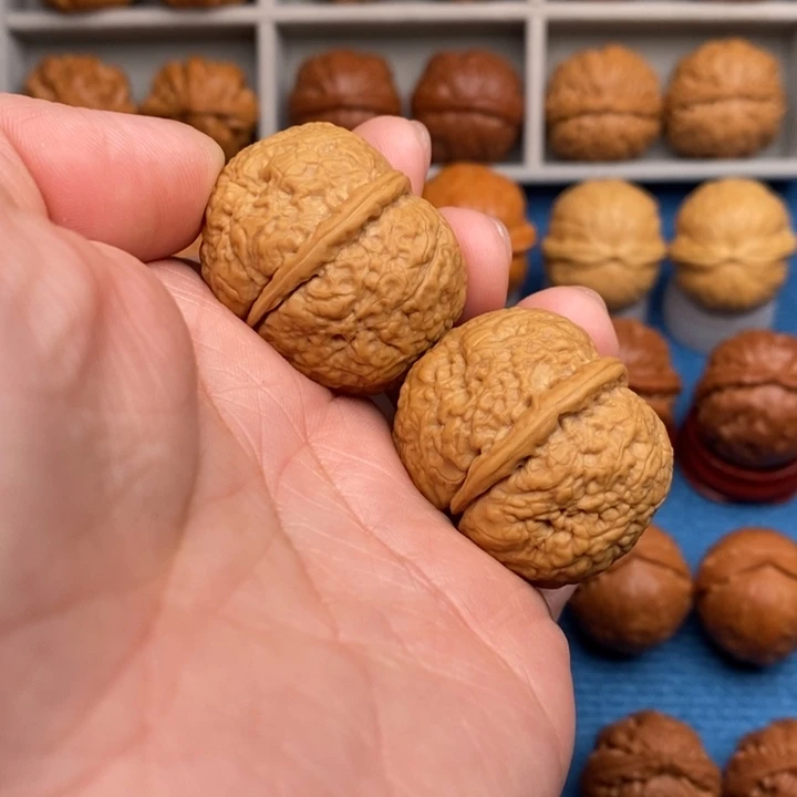 文玩核桃把件鱼籽元宝