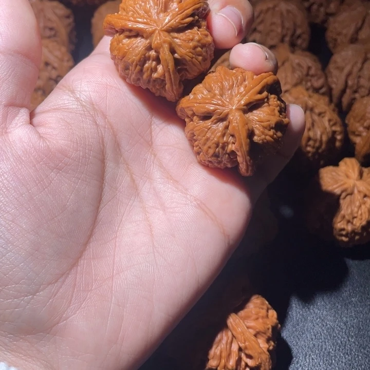 C***桃核吊坠小妹三棱