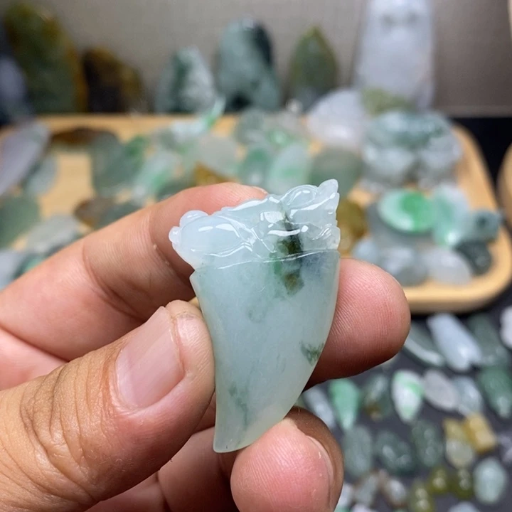 颈饰未镶嵌翡翠龙牙