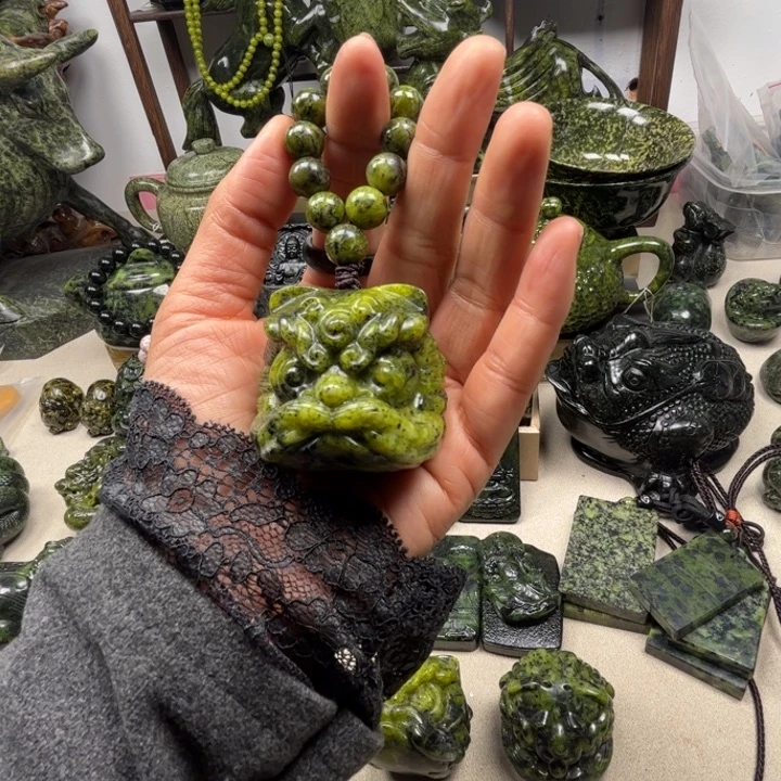 玄***刀蛇纹石玉未镶嵌吊坠(赠链)醒狮把玩件