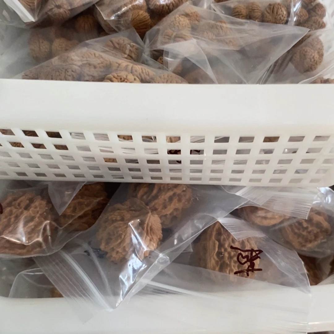 文玩核桃吊坠燕火蛙血有瑕疵