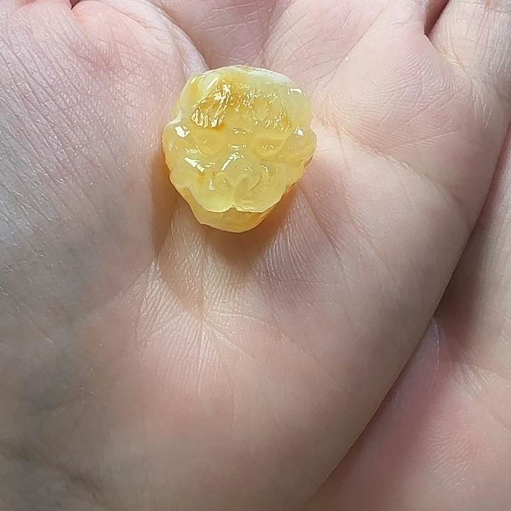 琥珀裸石未镶嵌小虎头（微瑕，可作三通）
