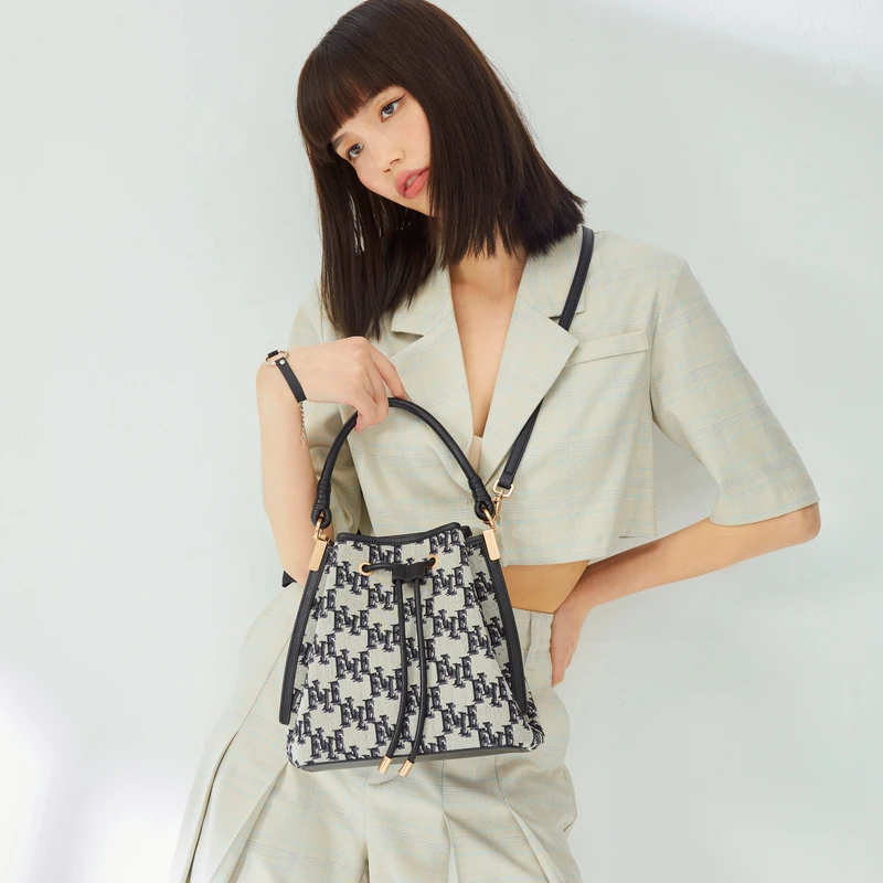 ELLE25年春夏老花水桶包时尚百搭编织斜跨小众抽绳单肩11087