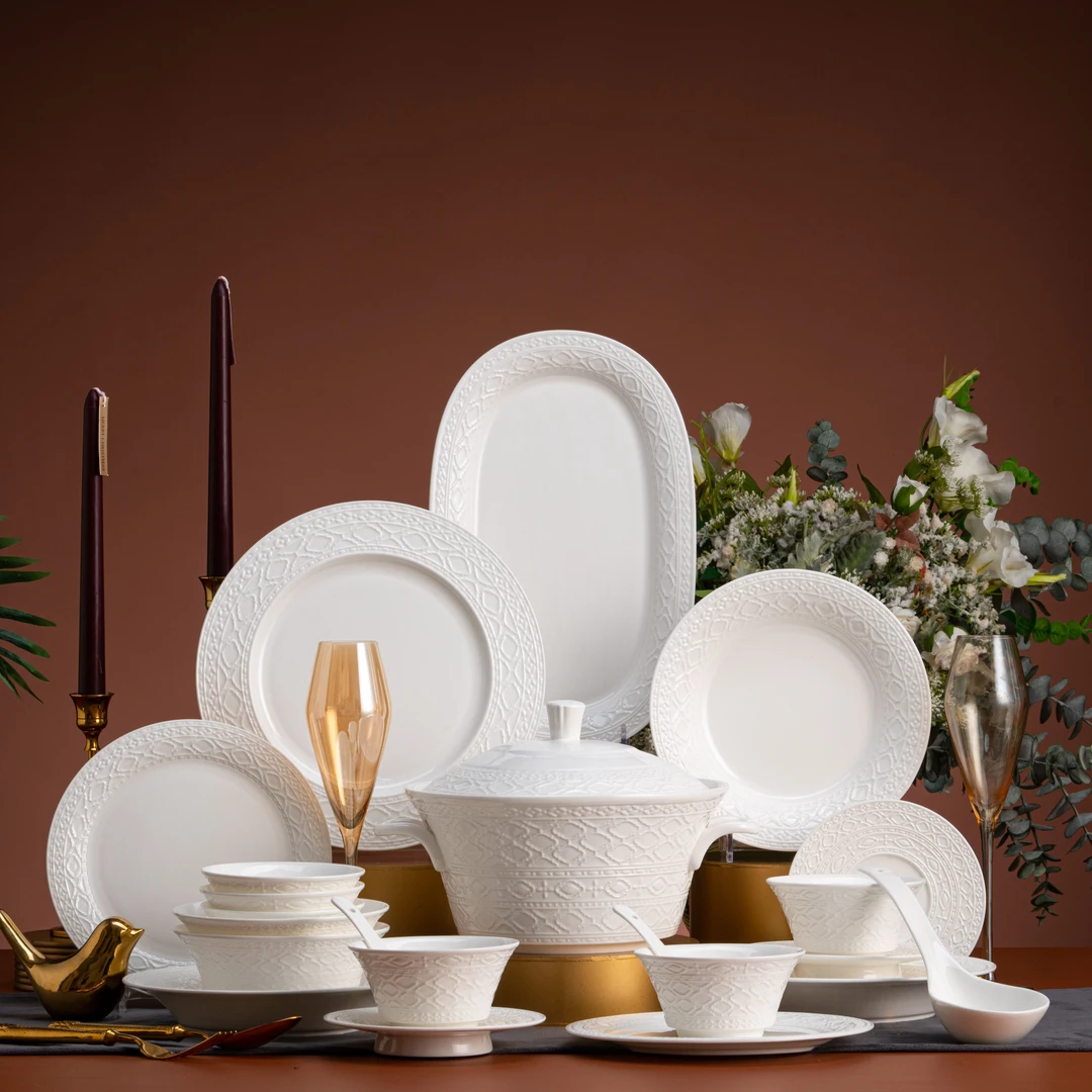 景德镇高端白瓷简约纯白浮雕套装碗盘碟家用轻奢北欧礼盒装高颜值