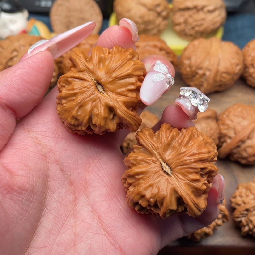 文玩核桃把件全品。同树三角白39