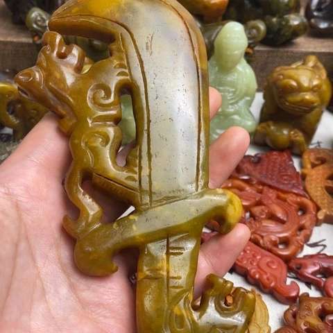 蛇纹石玉未镶嵌颈饰