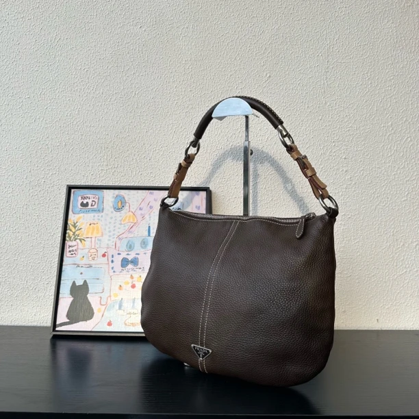95新 Prada/普拉达 棕色荔枝纹hobo单肩包 底长32 063366华