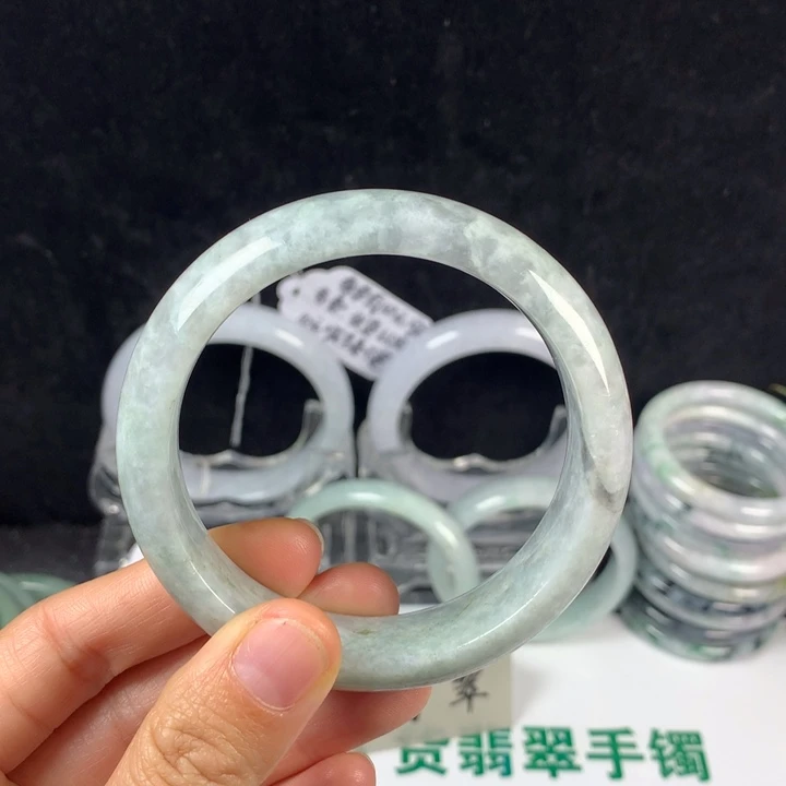 翡翠未镶嵌手镯9号。 57圈