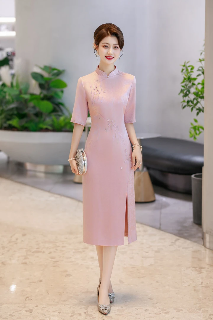 粉色改良旗袍新中式高级感小个子妈妈礼服参加婚宴2025新款年轻