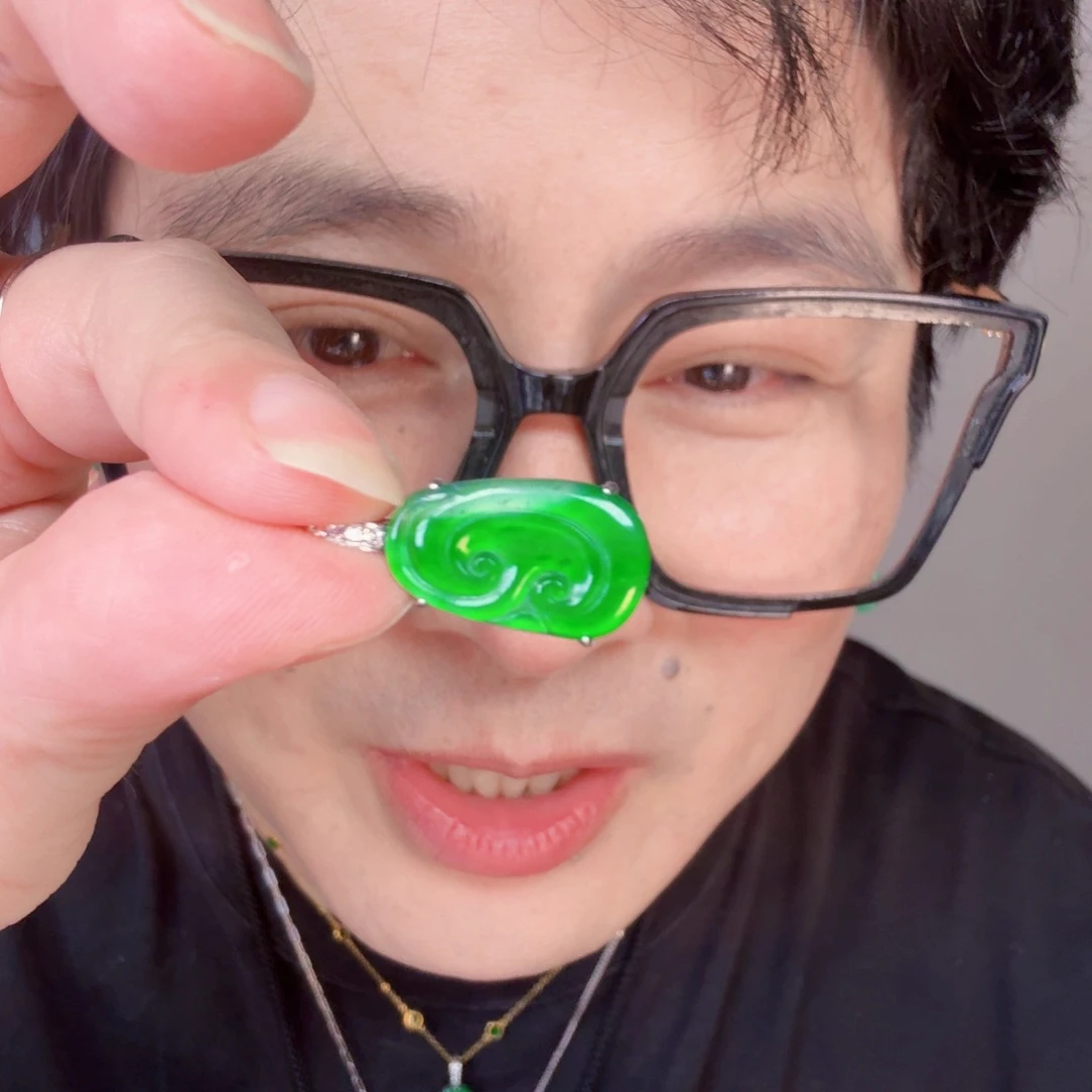 翡翠未镶嵌颈饰一件