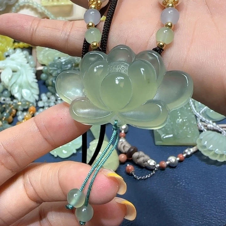 未镶嵌蛇纹石玉吊坠