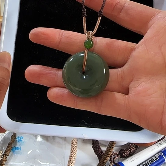 苏***墨和田玉未镶嵌颈饰