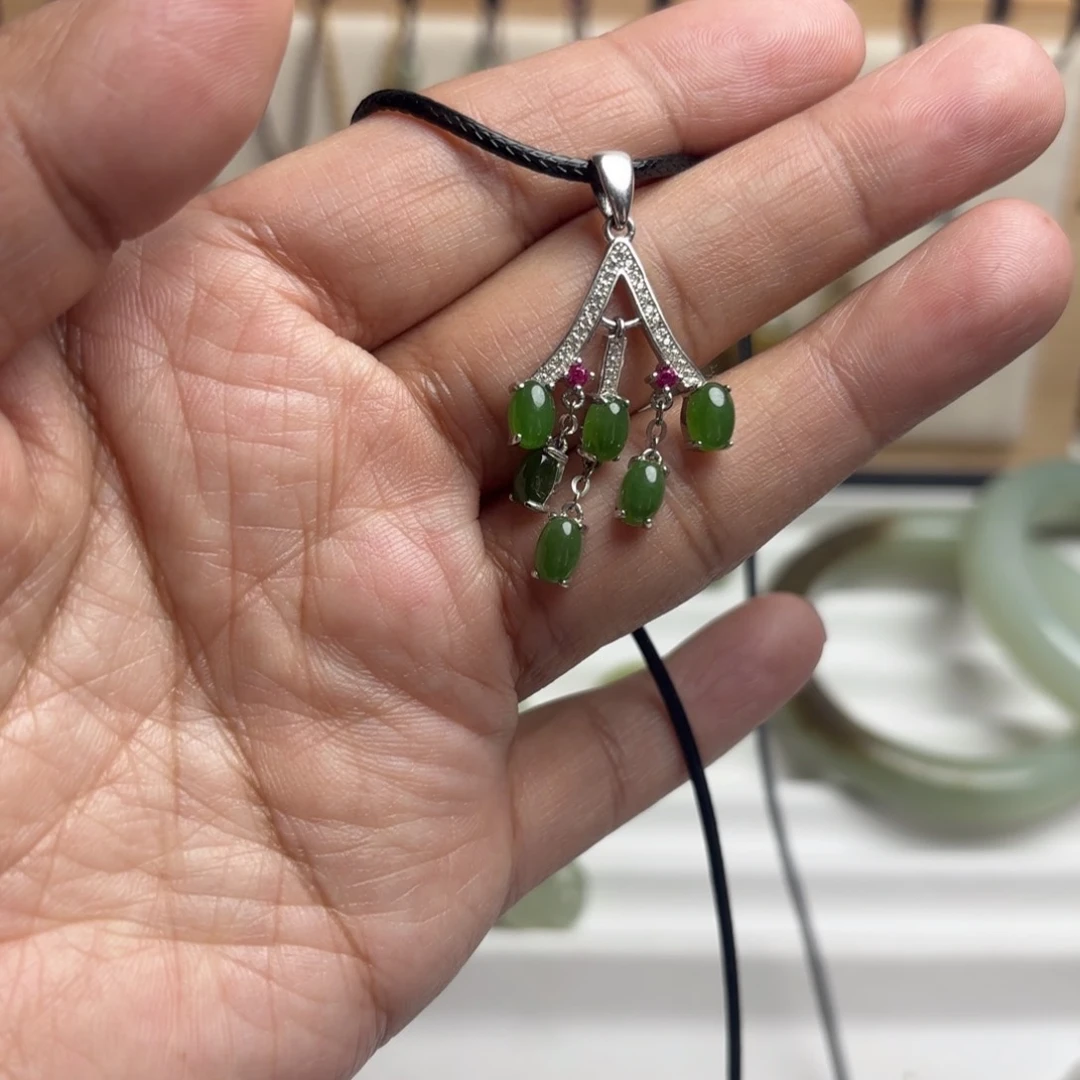 颈饰银S925镶嵌和田玉岁****！