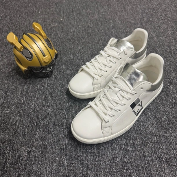 99新 LouisVuitton/路易威登 /39码/白银侧标板鞋/公价6800/