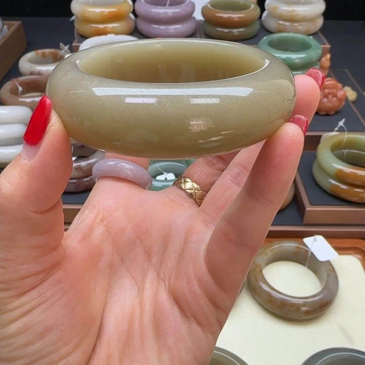 石英岩玉未镶嵌手镯