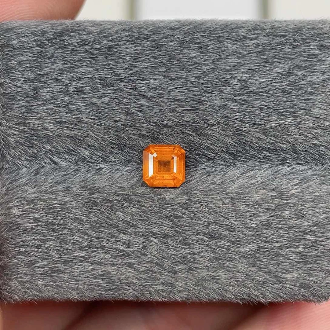 未镶嵌裸石石榴石（芬达石）1.1克拉天然精品芬达石汽水色