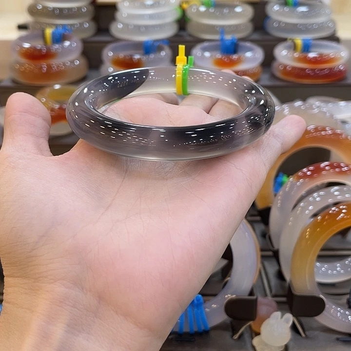 刘***北玛瑙/玉髓未镶嵌手镯