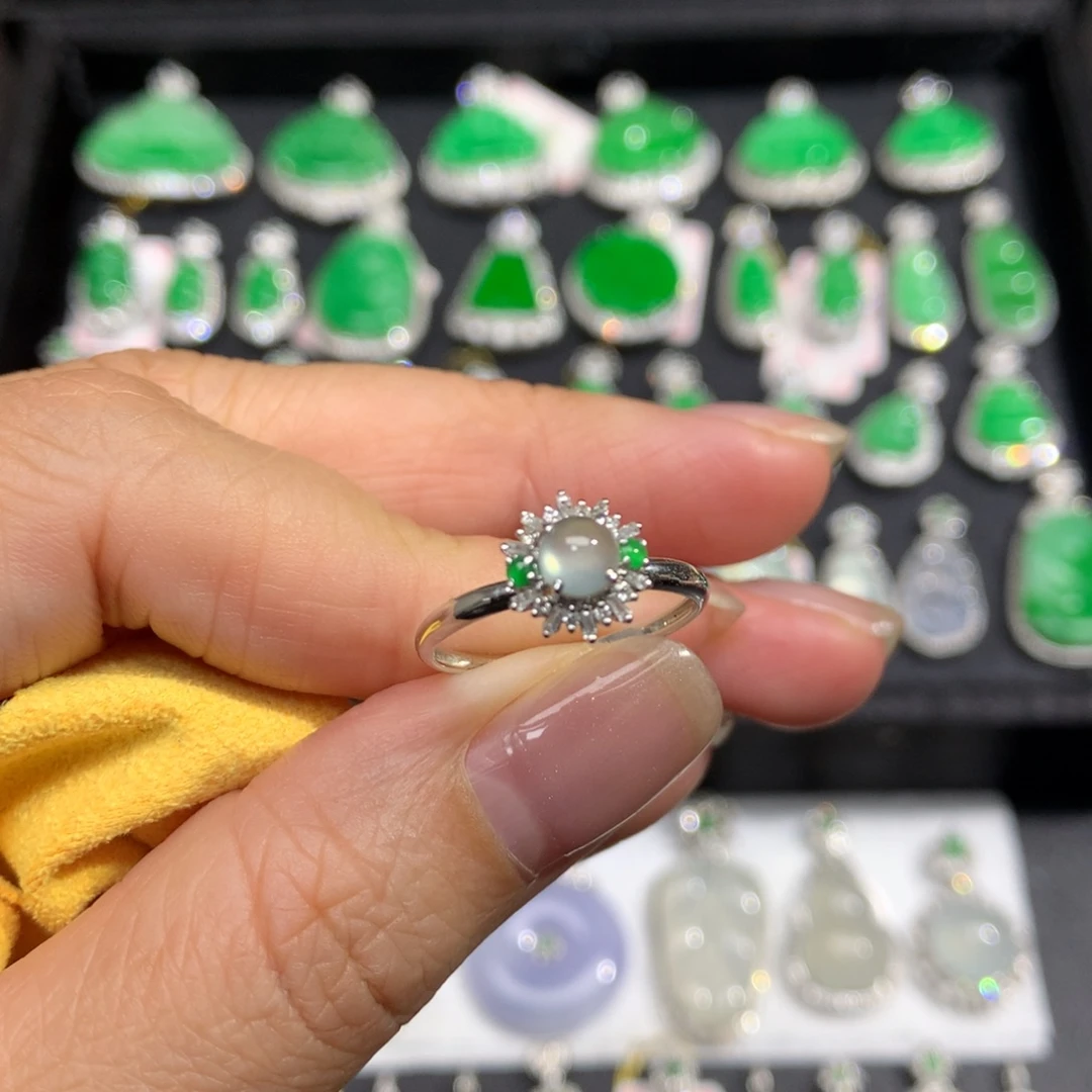 翡翠18K金镶嵌戒指冰