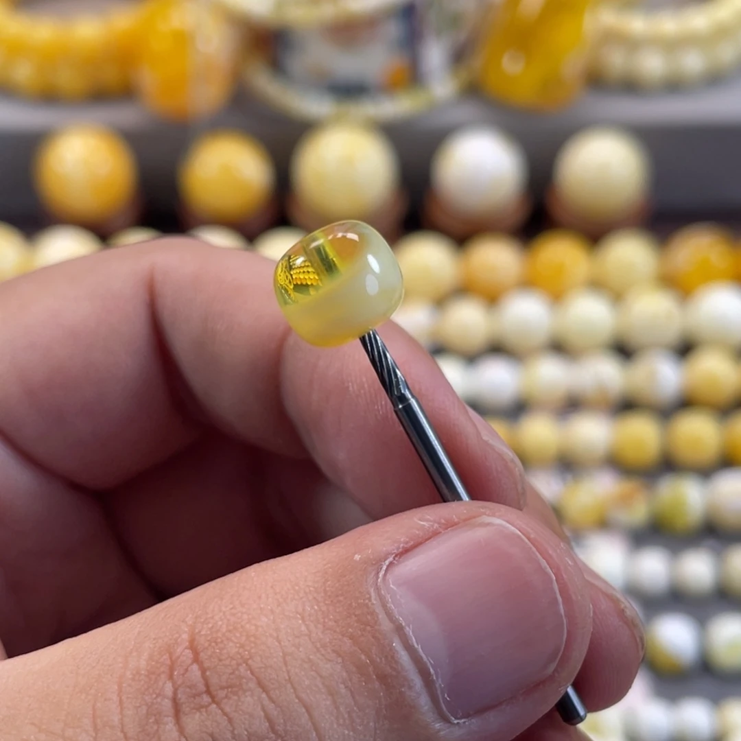 嘿***生未镶嵌蜜蜡裸石金白荧光老型