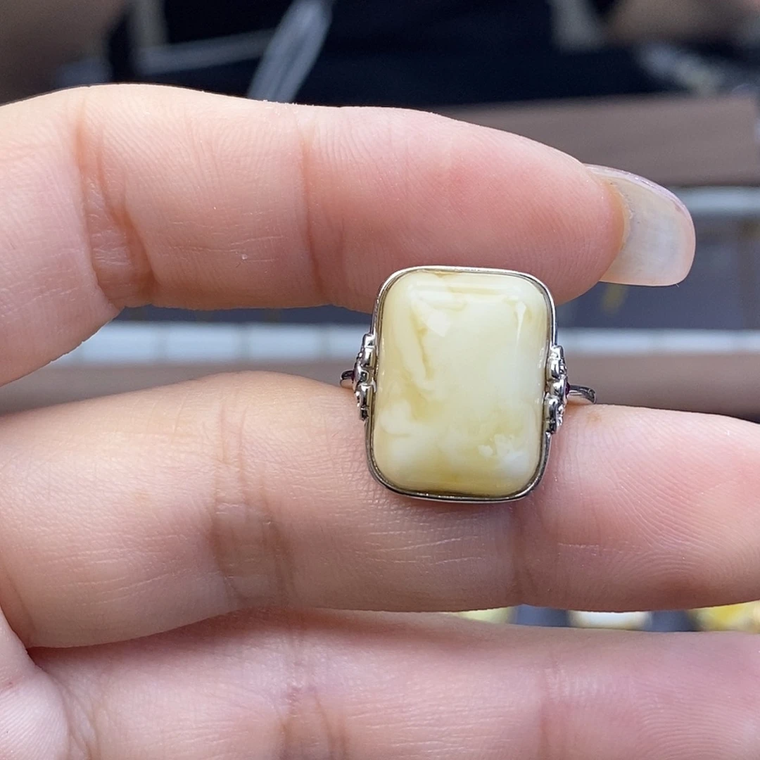 裸石琥珀未镶嵌成品