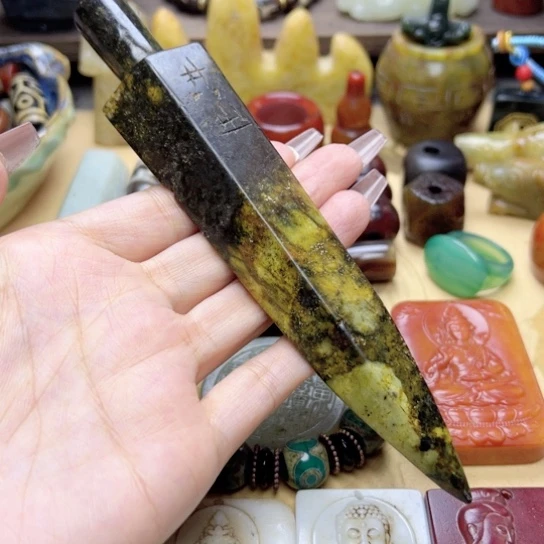 蛇纹石玉未镶嵌颈饰