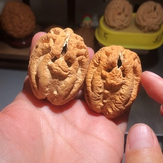 文玩核桃把件鬼脸核桃练手