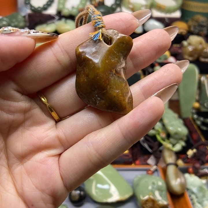 颈饰未镶嵌岫岩河磨玉（透闪石质玉）