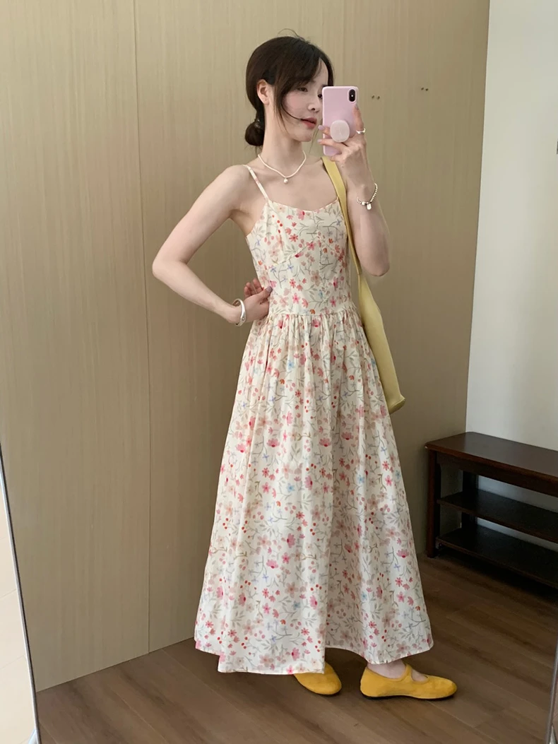 2025新款碎花吊带连衣裙法式甜美气质V领叠穿复古收腰连衣裙显瘦