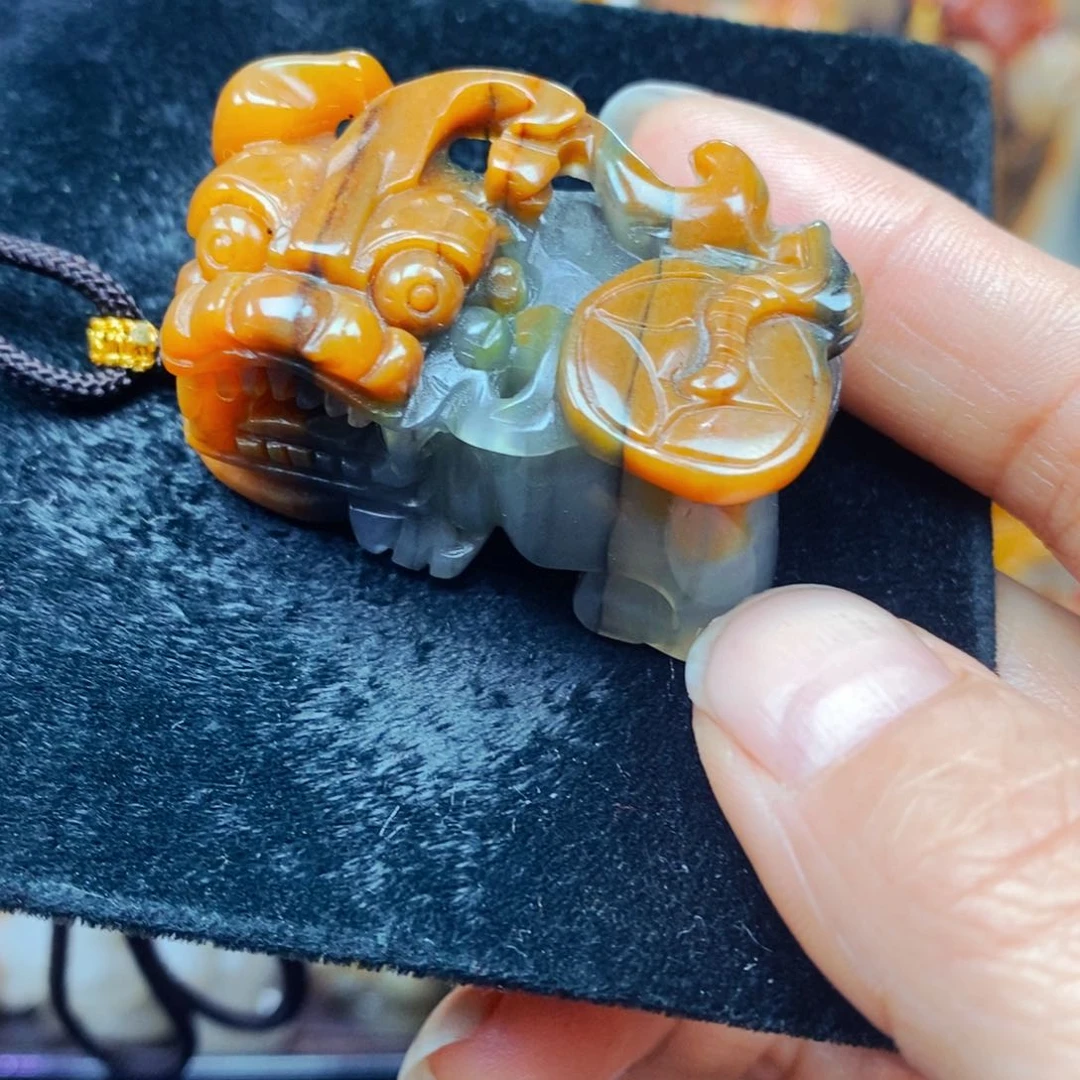 未镶嵌石英质玉（黄龙玉）颈饰