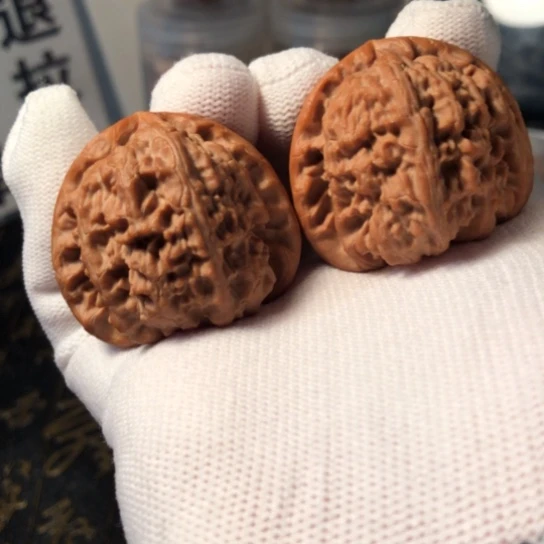 文玩核桃把件三角白39mm