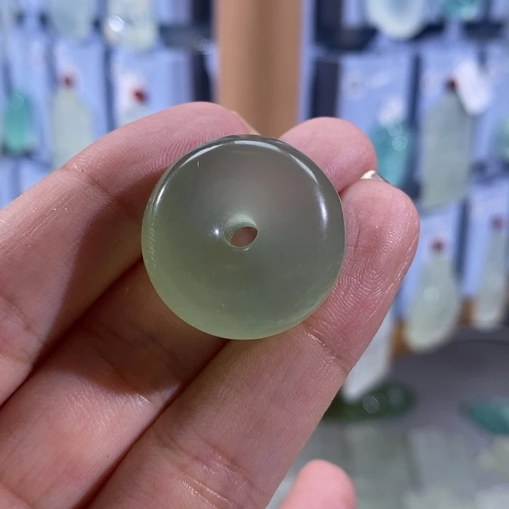 岫玉未镶嵌颈饰吊坠