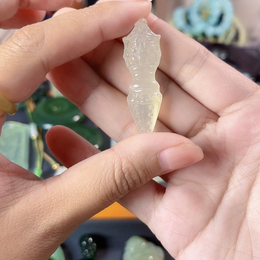 好***上蛇纹石玉未镶嵌颈饰