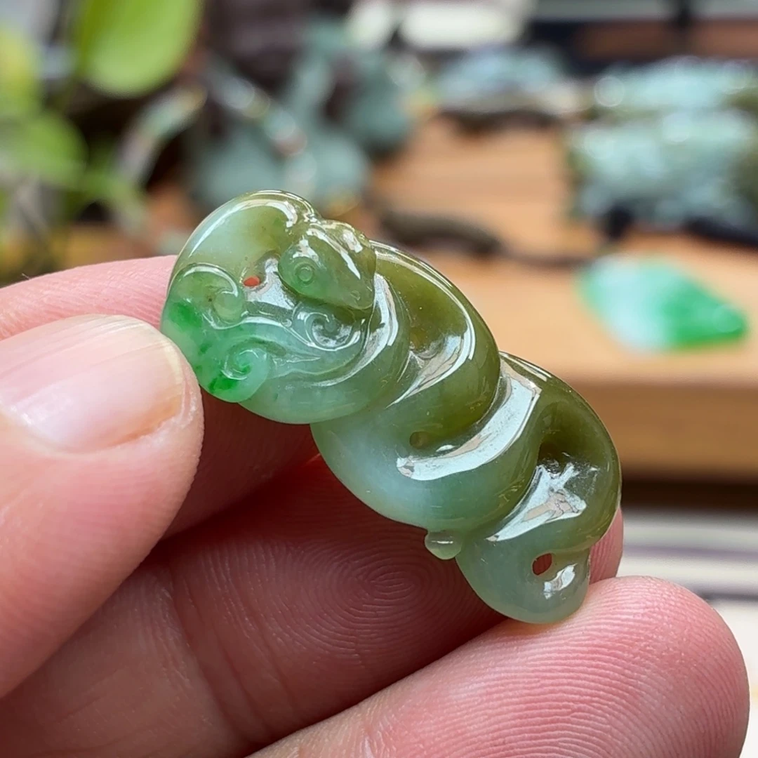 翡翠未镶嵌颈饰蛇生肖