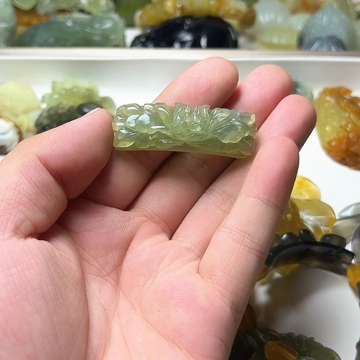 未镶嵌蛇纹石玉颈饰?**?