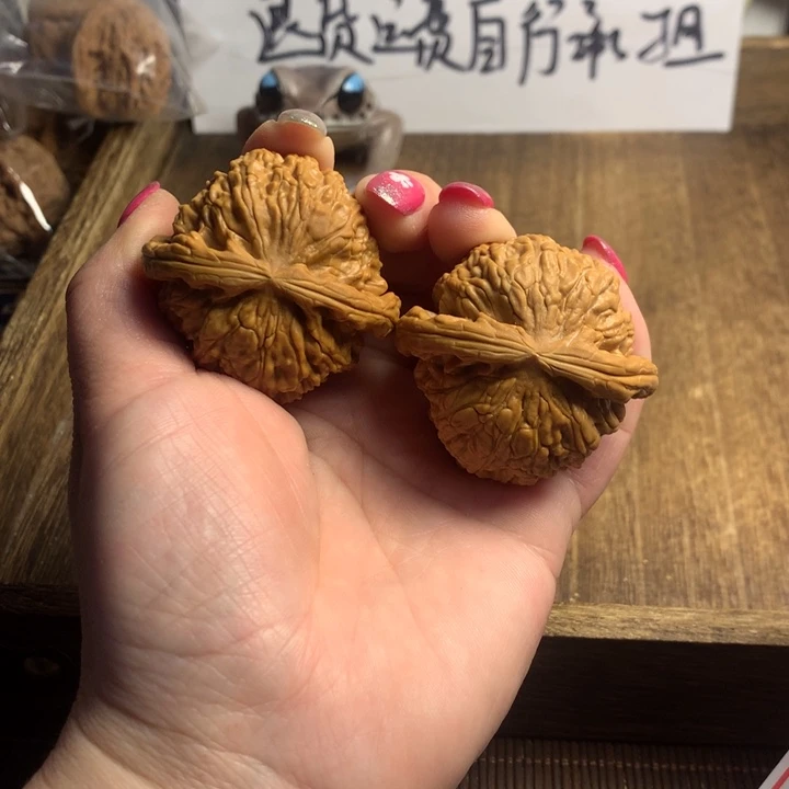 文玩核桃吊坠大**哥白狮