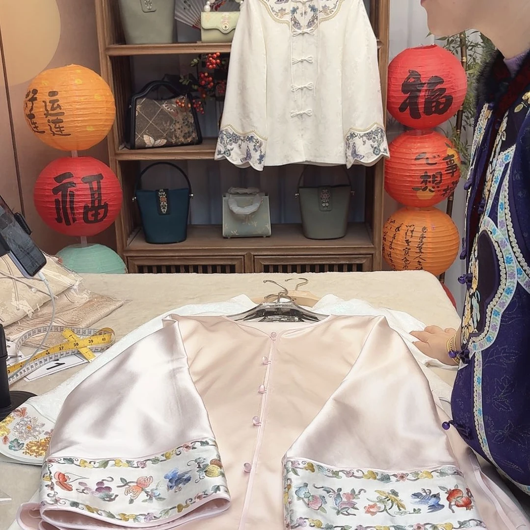 刺绣雨****d对襟上衣，现绣成衣