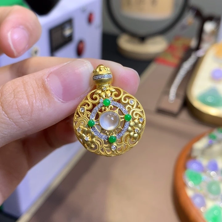 翡翠18K金镶嵌颈饰翡翠