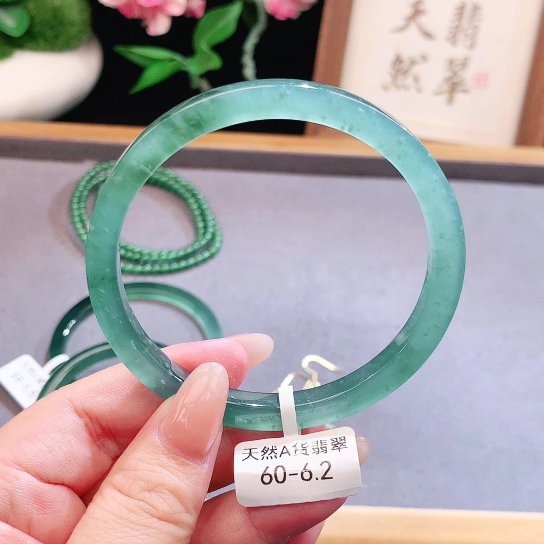 未镶嵌手镯（圆镯）翡翠