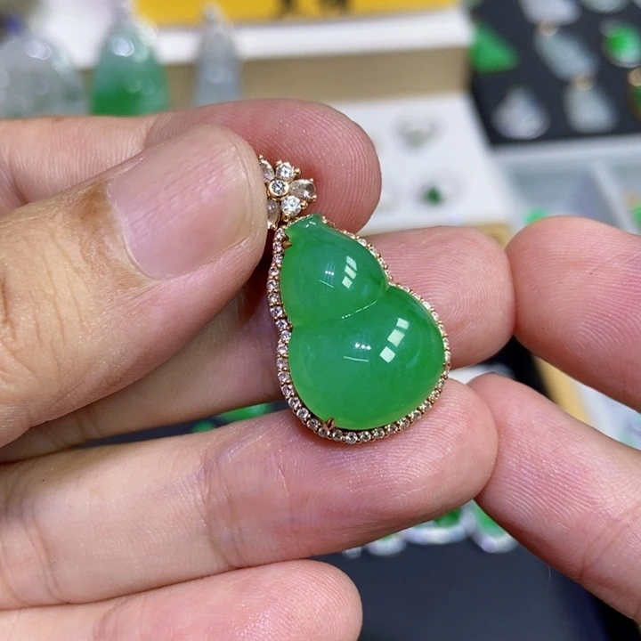 颈饰18K金镶嵌翡翠葫芦