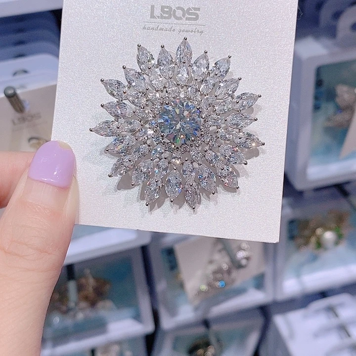 锆石铜合金银色太阳花胸针