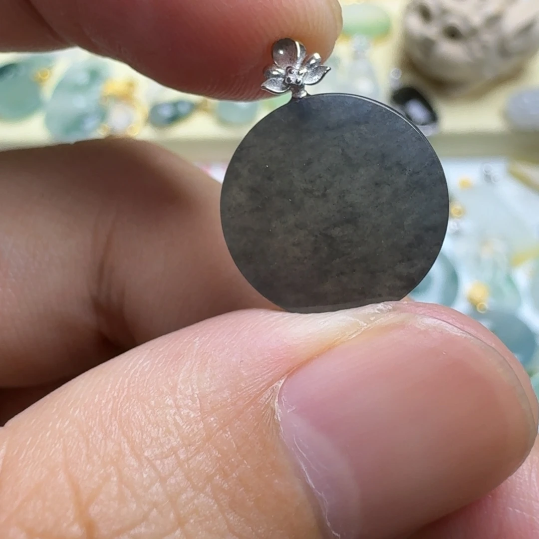 翡翠18K金镶嵌颈饰小无事牌