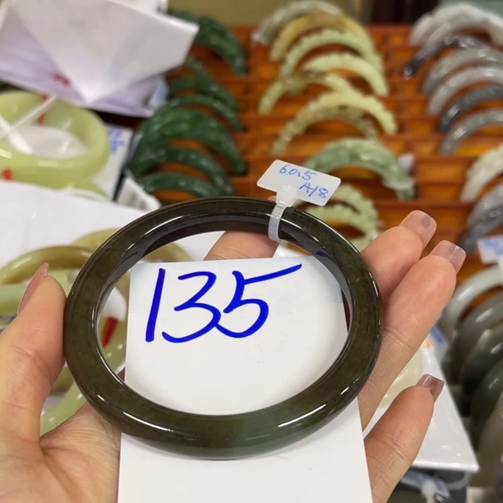 陌***沫和田玉未镶嵌手镯